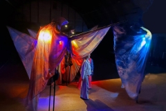 EARTH-MET-LICHT-IN-DE-TENNISHAL