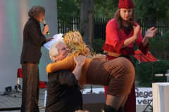 STILTLIFE StreeTTheater & Wolfgang Schmiedt PUNCH DRUNK LOVE - In Times of Hate