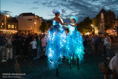 STILTLIF-StreeTTheater-PLASTIC-not-so-FANTASIC-3-Foto-Peter-Vos