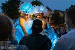 STILTLIF-StreeTTheater-PLASTIC-not-so-FANTASIC-5-Foto-Peter-Vos
