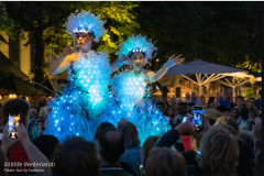 STILTLIF-StreeTTheater-PLASTIC-not-so-FANTASIC-Foto-Peter-Vos