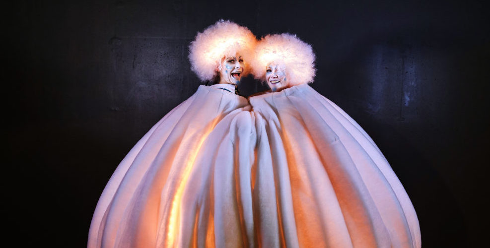 SNOW verlicht winter straattheater SNOW illuminierter Winter Walkact